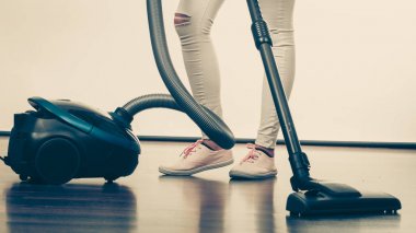 Kadın bacakları ve elektrikli süpürge