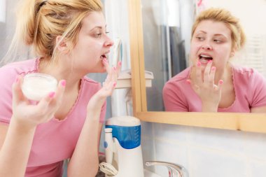 Kadın yüz kremi parmağını ile uygulama