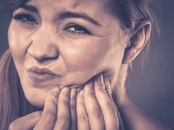 Mulher que sofre de dor de dente — Fotografia de Stock