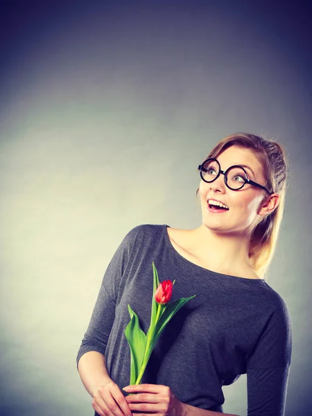 Ευτυχισμένη ξανθιά γυναίκα με λουλούδι άνοιξη. — Φωτογραφία Αρχείου