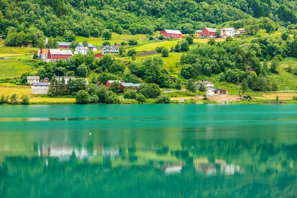 Norwegian country houses in the mountains on lake shore — Stock Photo, Image