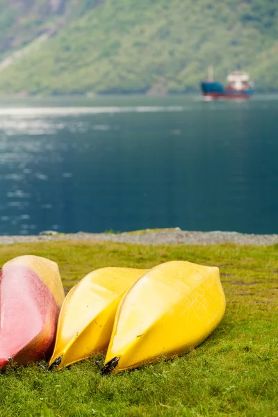 Muchas canoas en la orilla noruega del fiordo —  Fotos de Stock