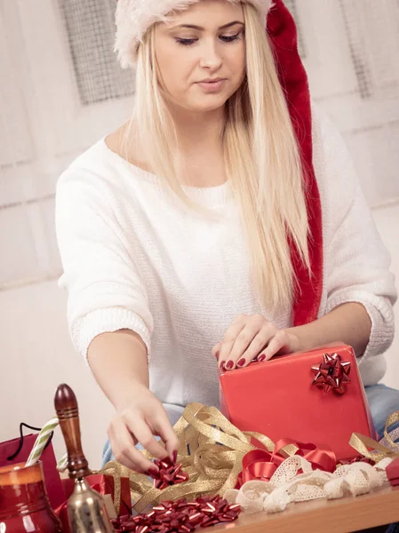 Молодая женщина готовит подарки на Рождество — стоковое фото