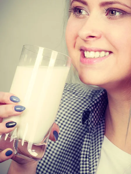 유리로 우유를 마시는 여자 — 스톡 사진