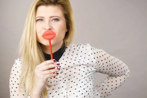 Mulher feliz segurando lábios falsos no pau — Fotografia de Stock