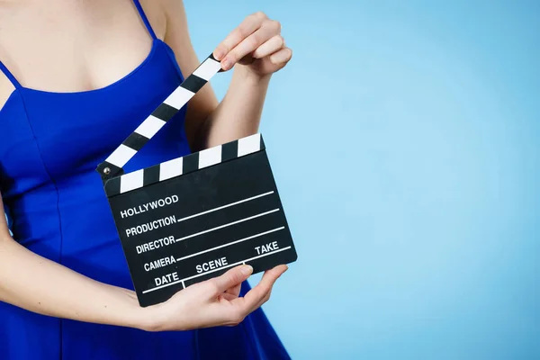 Mulher segurando ardósia filme profissional — Fotografia de Stock