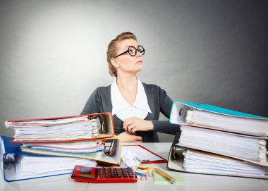 Ciddi erkek alanı kopyalamak için işaret.