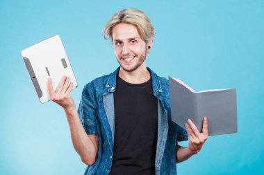 Tablet ve kitap tutan adam öğrenci.