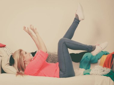 Kadın kanepede yatan giymek için ne bilmiyorum