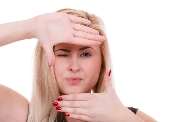 Portret van blonde vrouw met handen dicht bij gezicht — Stockfoto