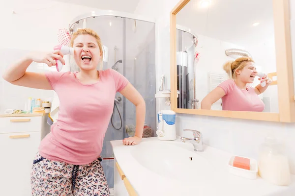 Mulher feliz usando escova de limpeza facial — Fotografia de Stock