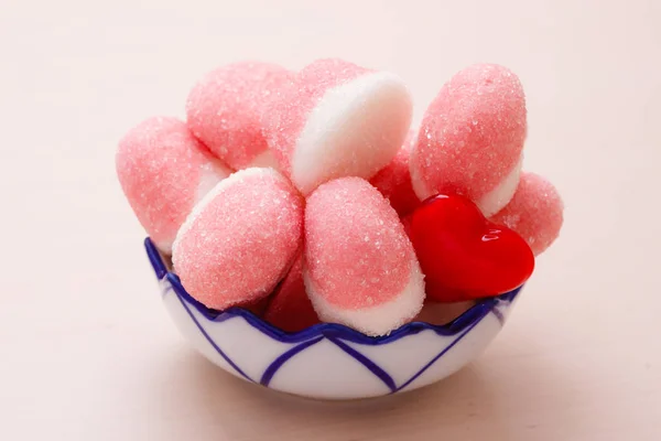 Pink jellies or marshmallows with sugar in bowl — Stock Photo, Image