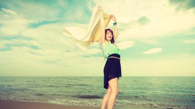 Kumsalda çalıştıran şal kadınla