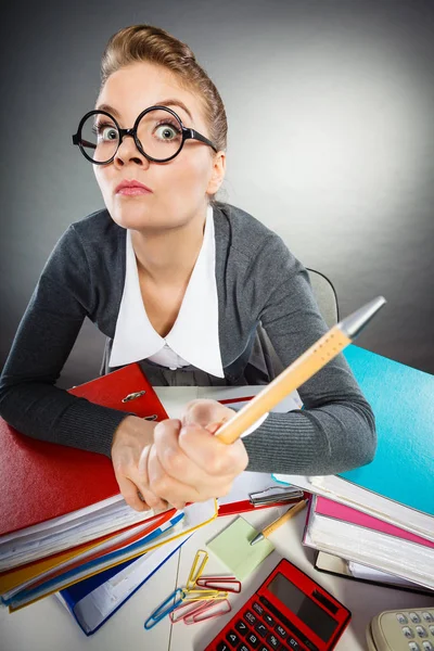 書類を実行する若い女性. — ストック写真