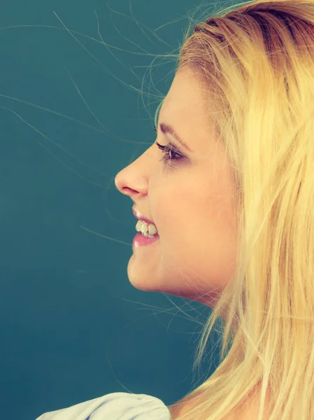Счастливая позитивная улыбающаяся блондинка — стоковое фото