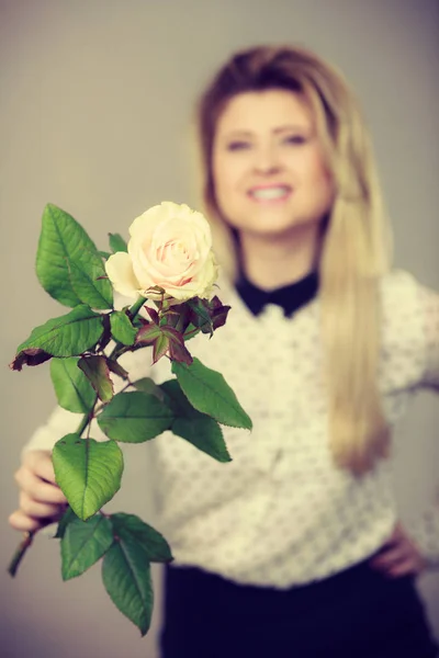 Красивая женщина с белым цветом розы — стоковое фото