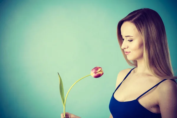 Постріл на синій жінці, що тримає тюльпан — стокове фото