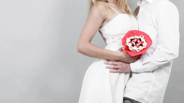 Closeup of couple with candy bunch flowers. Love. — Stock Photo, Image