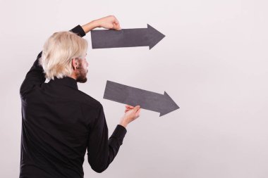 Aynı yönde iki oklar tutan adam