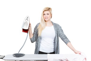 Ütü yapmak üzere demir tutan mutlu kadın
