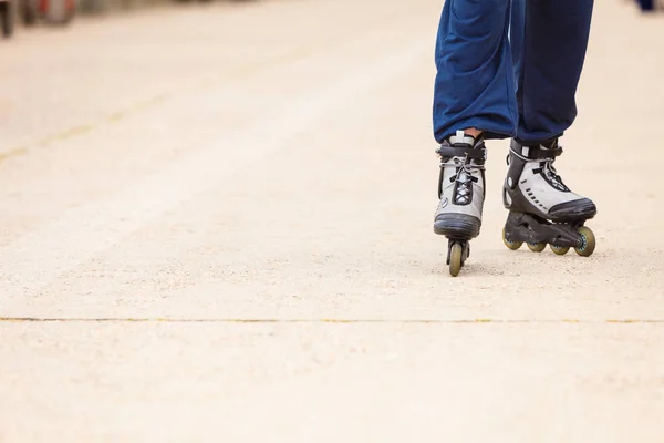 Patas humanas patinando usando ropa deportiva . — Foto de Stock