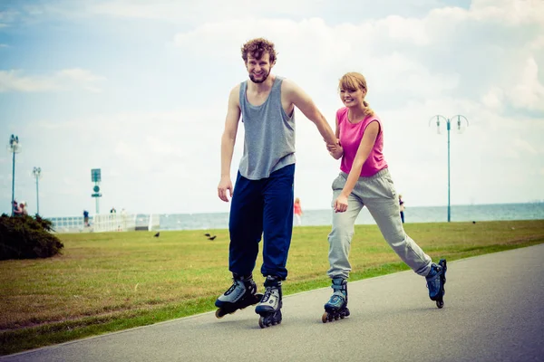 Roller korcsolyázó pár korcsolyázás szabadtéri — Stock Fotó