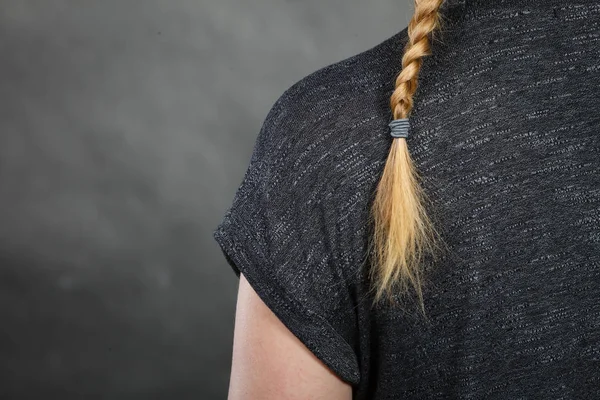 Mujer con cabello rubio y peinado trenzado — Foto de Stock