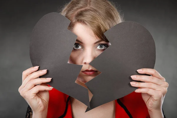 Junge depressive Frau mit gebrochenem Herzen. — Stockfoto