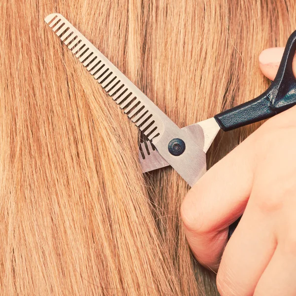 Bliska szczegółów. Specjalne nożyczki cięcia włosów. — Zdjęcie stockowe