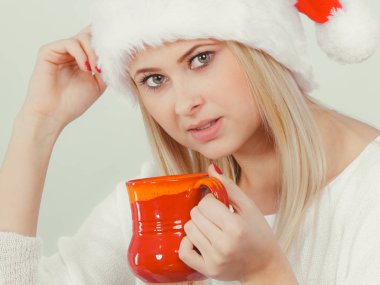 Kadın Santa Noel şapka çay veya kahve içme