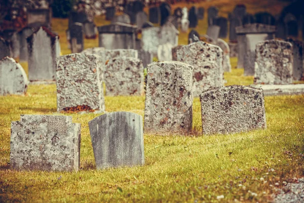 Graveyard nära Hamre kyrka, ön Osteroy Norge — Stockfoto