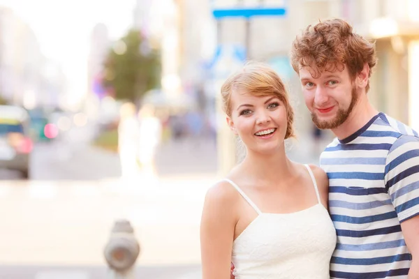 Par av turister ta promenad i city gatan — Stockfoto