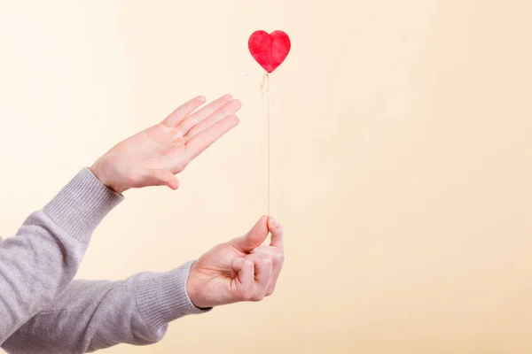 Hand att göra gest på hjärtat. — Stockfoto