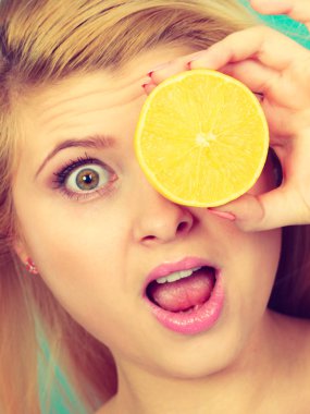 Limonlu narenciye meyve gözü kapsayan kız