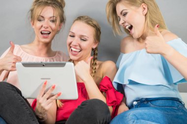 Üç kadın tablet kullanma