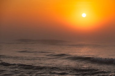 Güzel kırmızı günbatımı deniz yüzeyi üzerinde