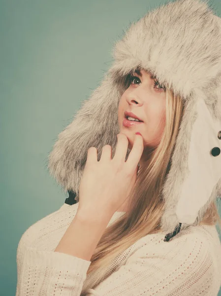 Блондинка в зимней пушистой шляпе — стоковое фото