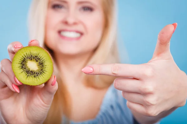 Vrouw bedrijf groene kiwi fruit — Stockfoto