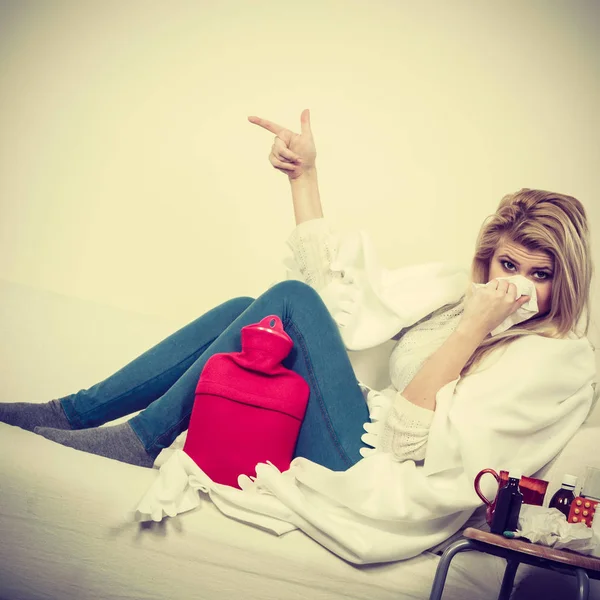 Žena je nemocný s chřipkou ležet na pohovce — Stock fotografie