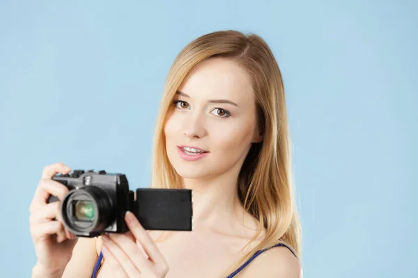 Mulher loira com câmera em azul — Fotografia de Stock