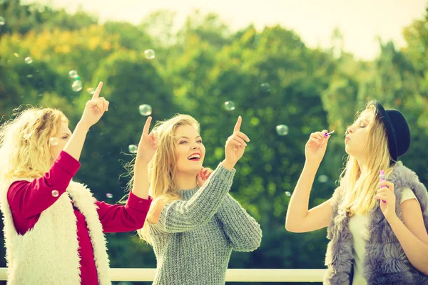 Vrouwen vrienden zeepbellen blazen. — Stockfoto