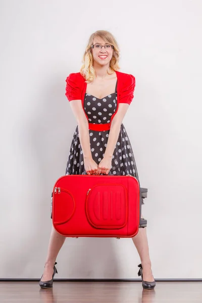 Elegante mujer de moda con maleta roja —  Fotos de Stock