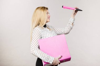 Kadın holding bağlayıcı belgeleri ile