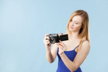 Mavi kamerada sarışın kadınla