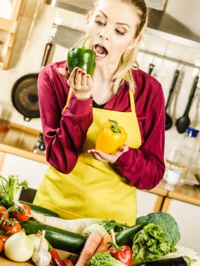 Komik kadın dolmalık biber ısırık alarak