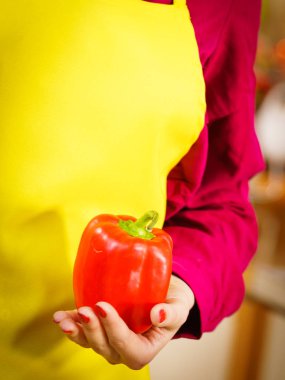 Kadın holding biber kırmızı biber