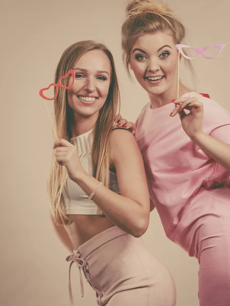 Dos mujeres sosteniendo accesorios de carnaval —  Fotos de Stock