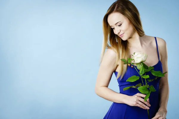 Skott på blå kvinna som håller lila rose — Stockfoto