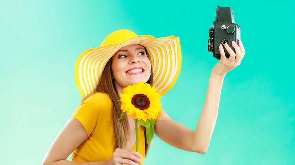 Summer woman holds sunflower old camera — Stock Photo, Image