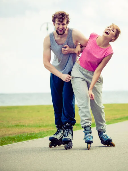 Patinador pareja patinaje al aire libre — Foto de Stock